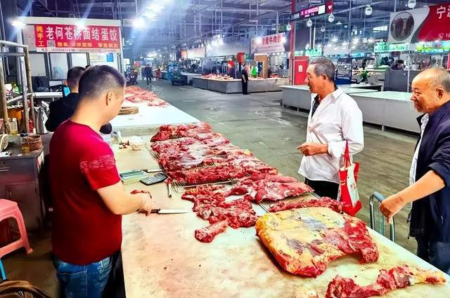 降幅超20%牛肉卖到猪肉价！养殖户叫苦连天价格已创5年来最低(图1)