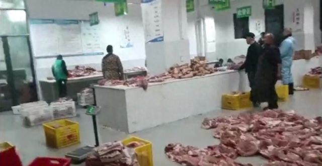 学校食材配送公司将大批猪肉扔地上湖南新宁县市场监管局：责令整改(图1)